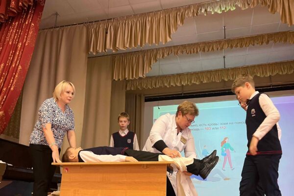 Тамбовские врачи научили школьников оказывать первую помощь