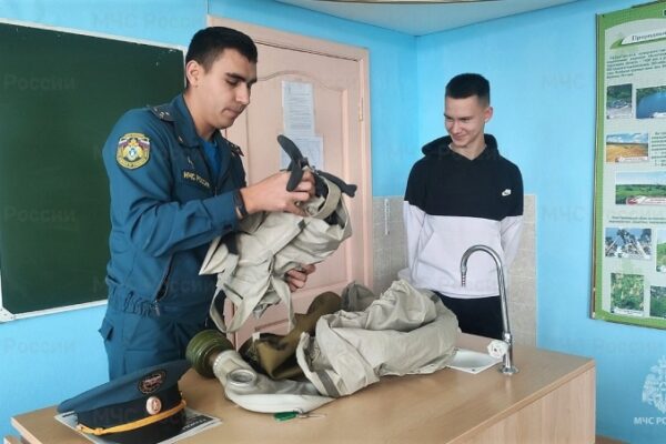 Тамбовские спасатели проводят уроки безопасности в школах и детских садах региона