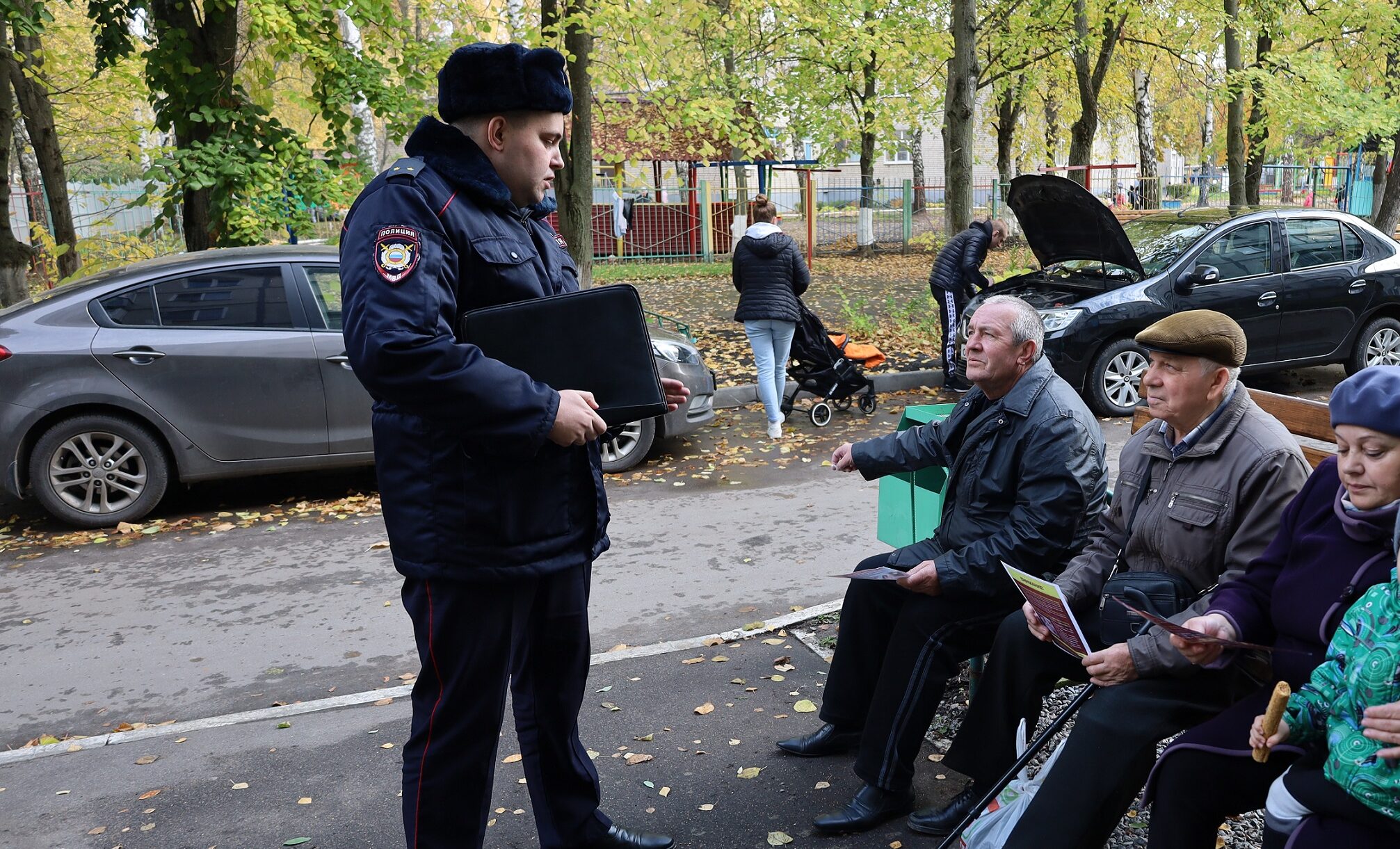 Участковый уполномоченный полиции УМВД России по городу Тамбову проводит профилактический обход. Фото пресс-службы УМВД России по Тамбовской области