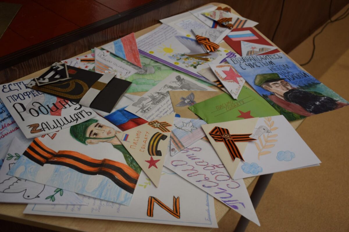 Письма участникам СВО от школьников. Фото администрации города Тамбова