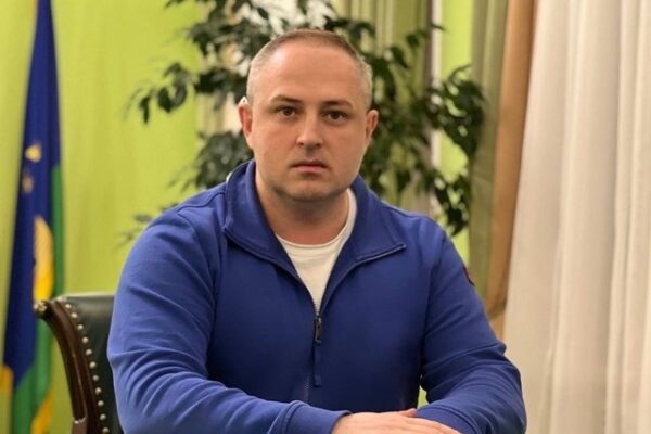 Максим Косенков прокомментировал ситуацию с незаконным расклеиванием объявлений