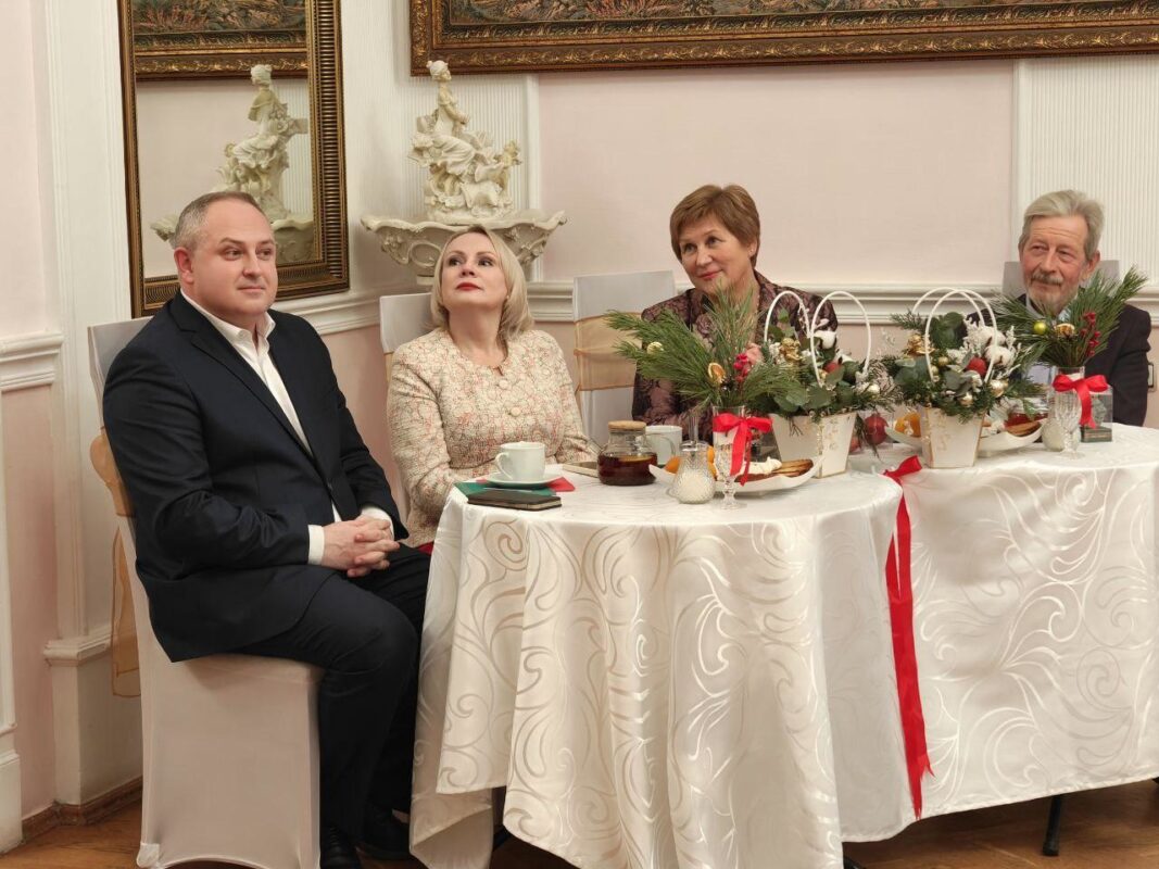 Максим Косенков поздравил семьи. Фото администрации города