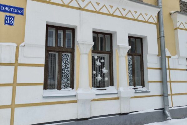 Окна художественной школы в Тамбове украсили изящные балерины