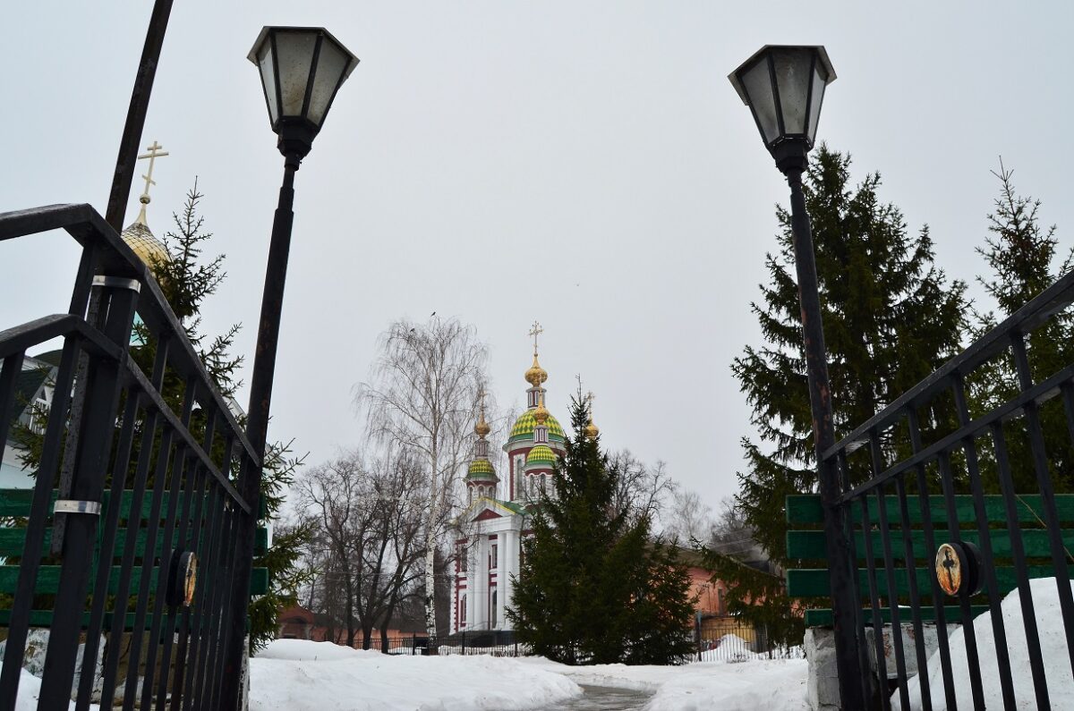 Во время богослужения двери монастыря открыты для всех