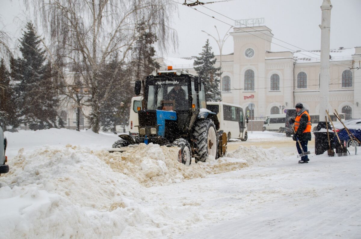 Дорожные службы на расчистке снега