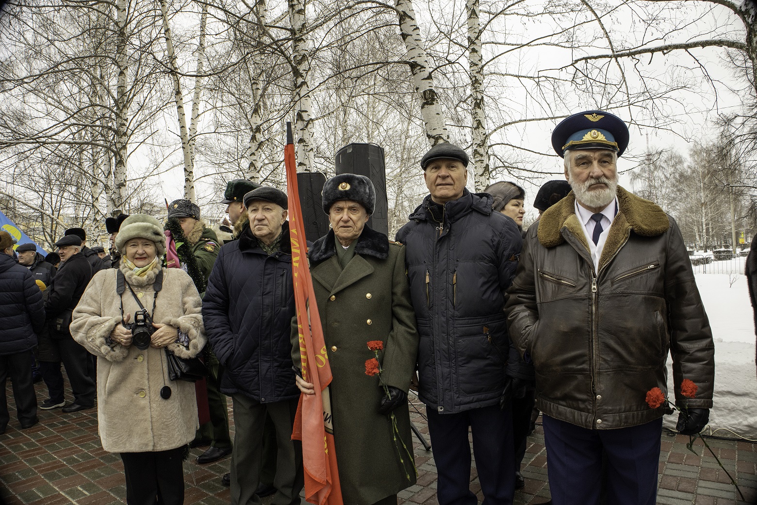 Лев Камышников (в центре со знаменем)