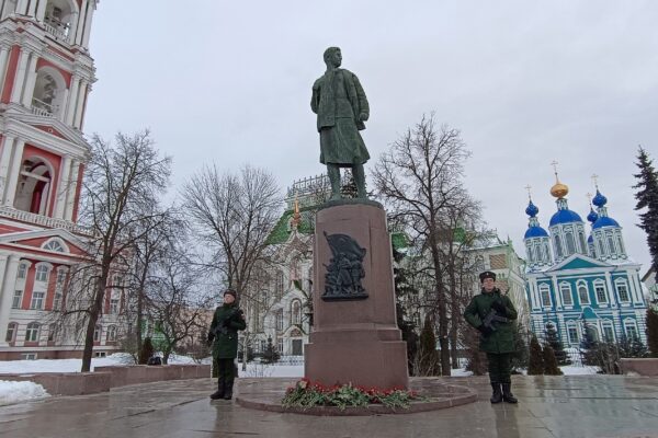 В День тамбовских героев горожане возложили цветы к памятнику Зое Космодемьянской