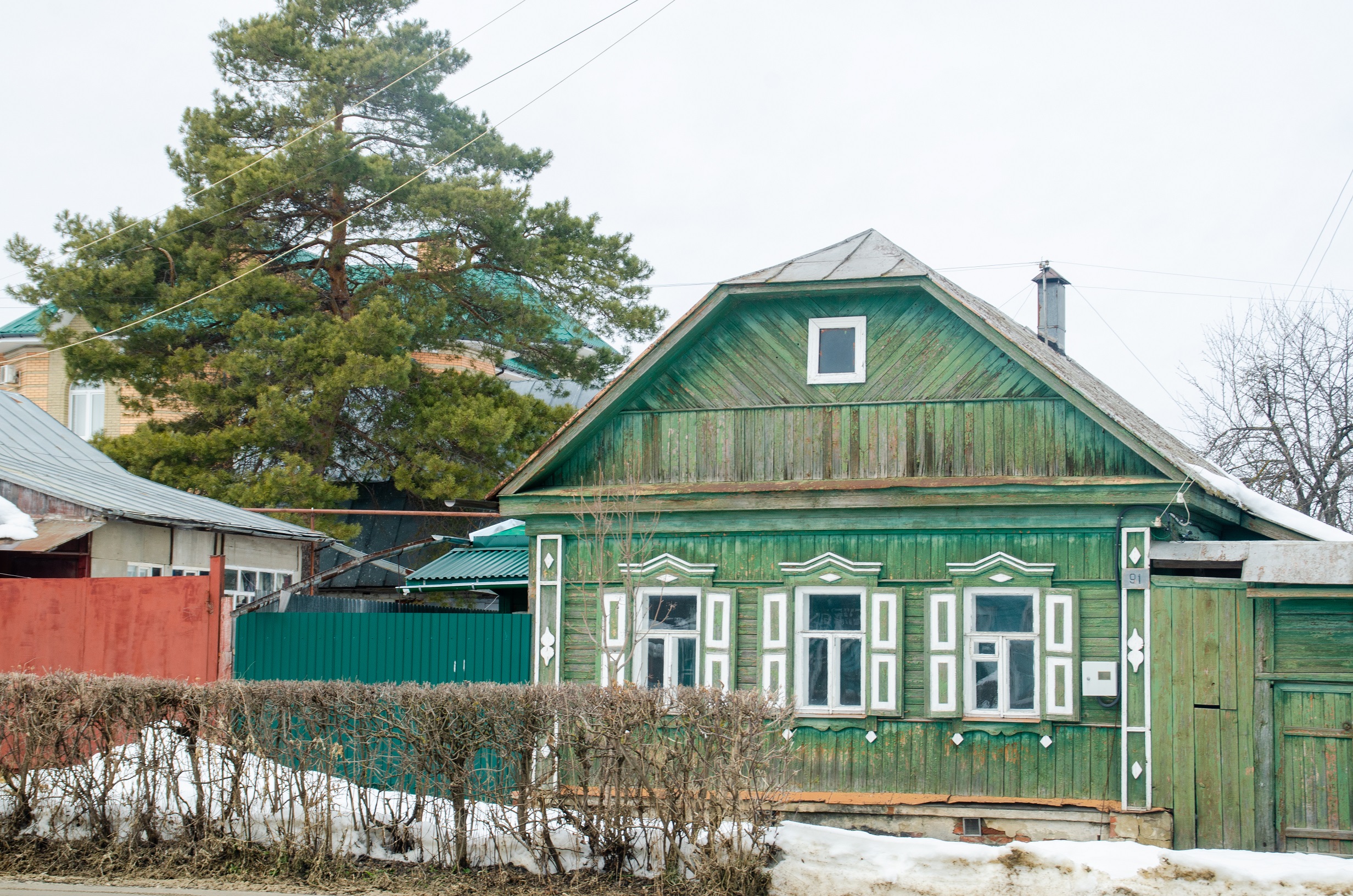 На улице Сергеева-Ценского до сих пор увидеть характерные для средней полосы России домики с резными окнами