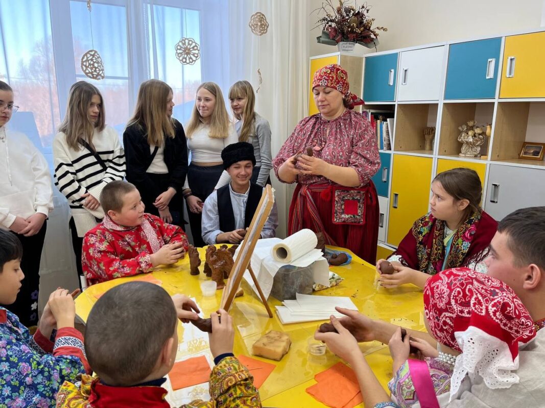 Елена Кудрова учит детей и взрослых гончарному промыслу. Фото из личного архива Елены