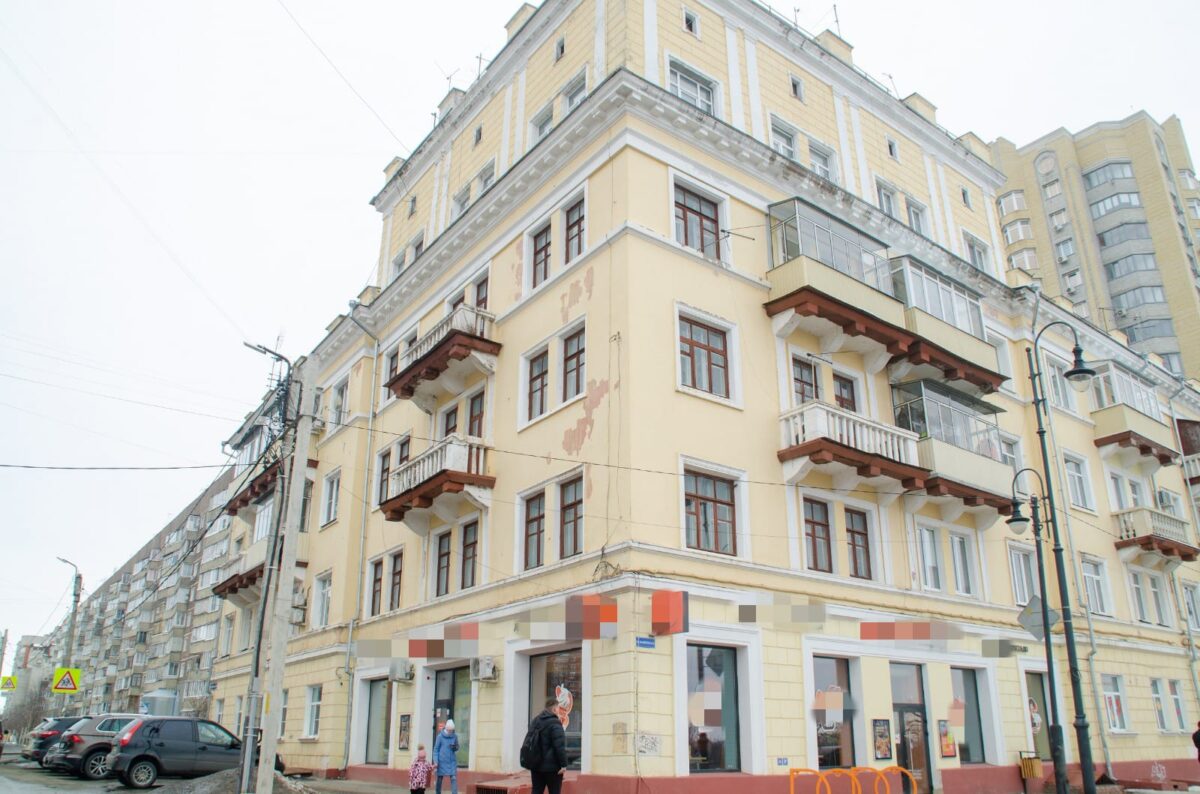 1. Угол Сергеева-Ценского и Набережной. Многоэтажный дом постройки 30-х годов. 