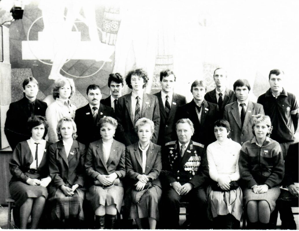 Завод "Пигмент" 1987 г. Третья слева в нижнем ряду Н.А. Карелина, в центре - Н.П. Карякина