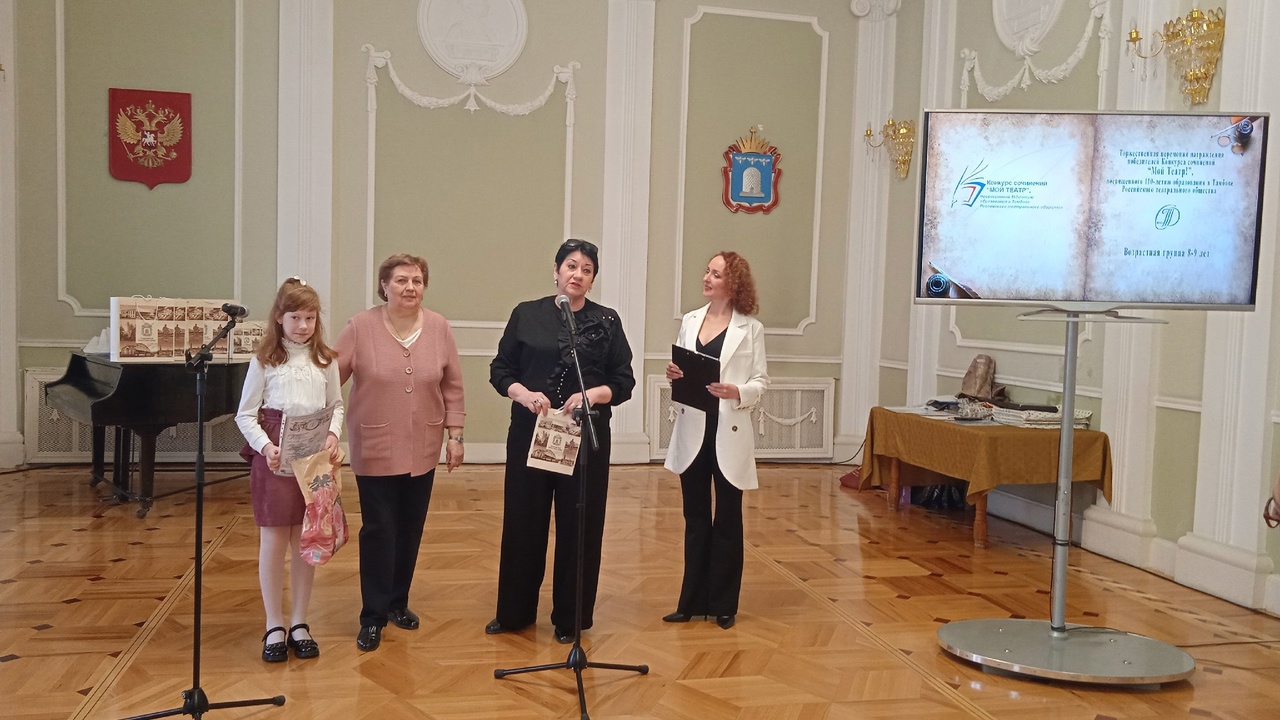 Награждают Арину Сокрушаеву