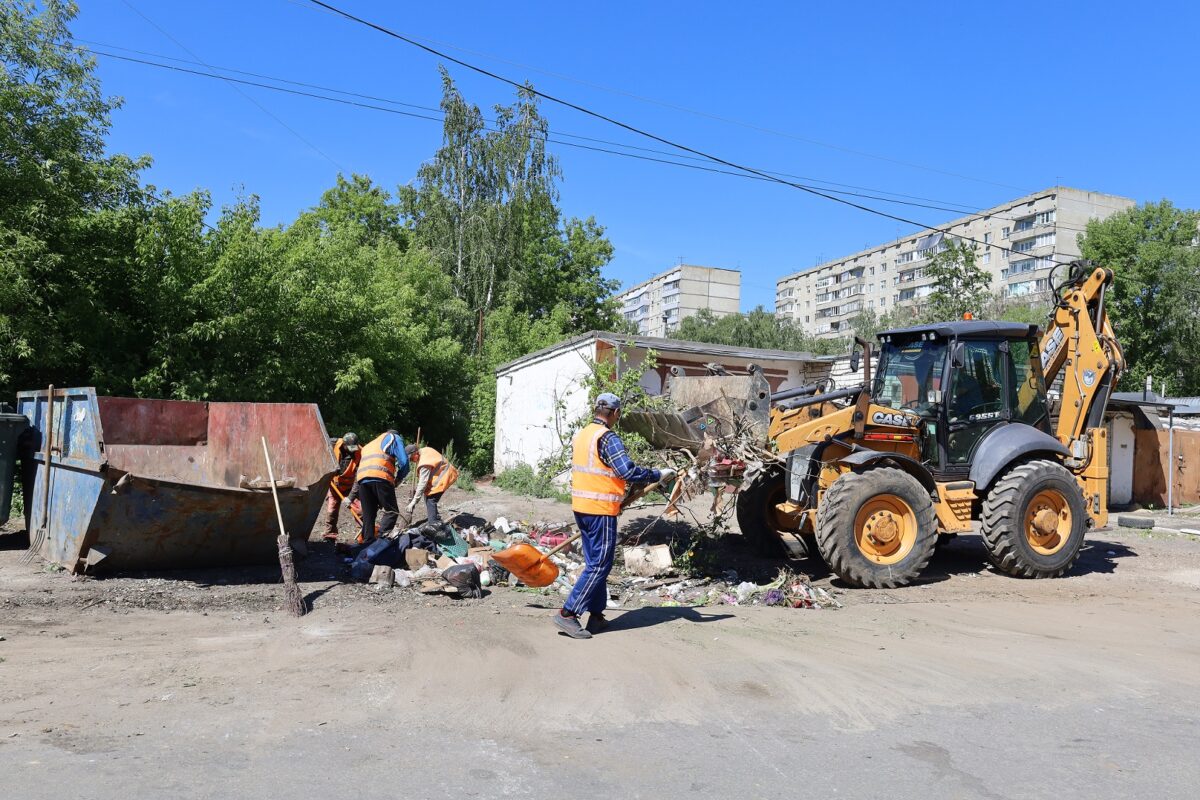 Уборка навалов рядом с контейнерными площадками