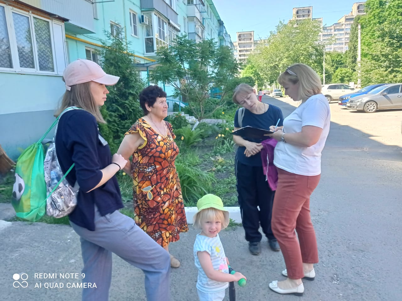 Опрос жителей по поводу опиловки деревьев. Фото администрации Тамбова