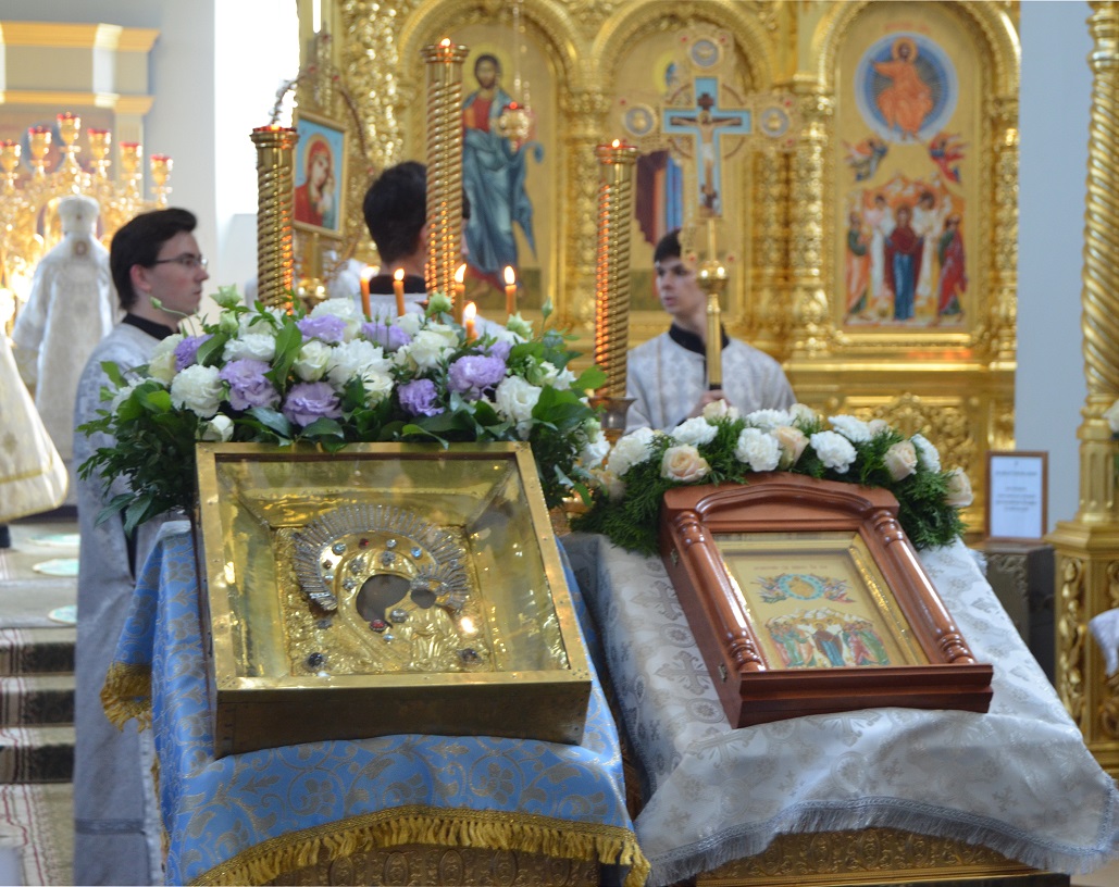 Вышенская икона Божией Матери (слева)