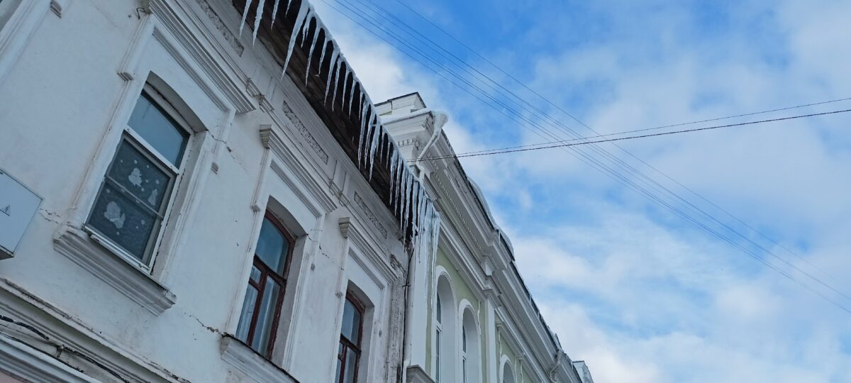 Не очистили крышу в установленный срок – вновь штраф за неисполнение предписания