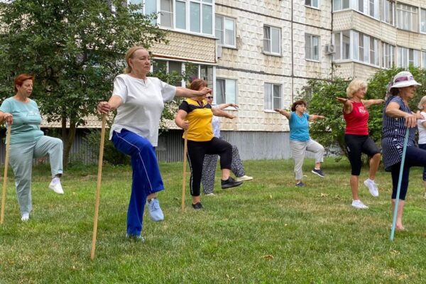 Движение — жизнь: тамбовские пенсионеры провели зарядку на Набережной