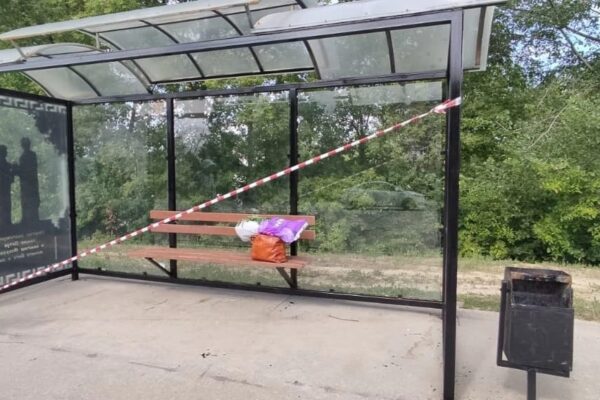 Специалисты «Пассажирских перевозок» восстановили стекла на двух остановках в Тамбове