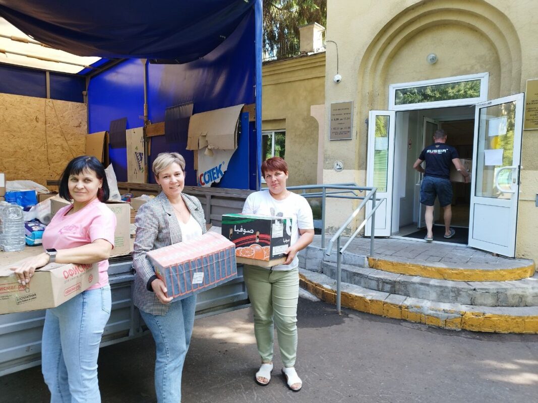 Тамбовчане передают гуманитарную помощь в муниципальный пункт сбора