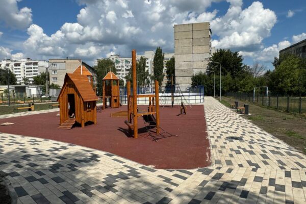 У школы №31 в Тамбове завершается благоустройство сквера