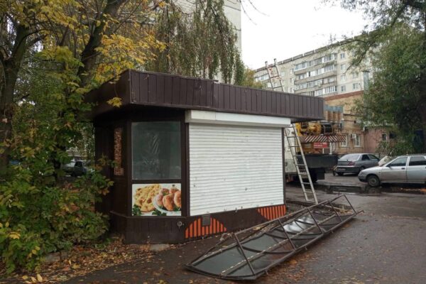 В Тамбове демонтировали заброшенный киоск