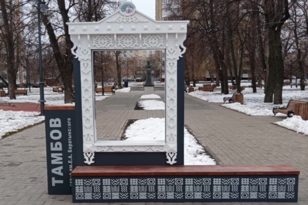 В сквере Боратынского установили резной наличник
