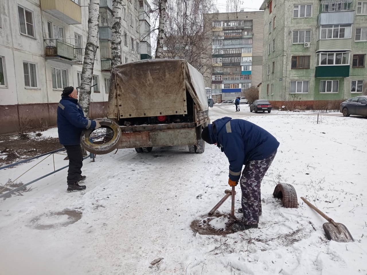 Демонтаж блокирующих проезд устройств во дворе дома 18 по ул.Чичканова. Фото Центрального теруправления