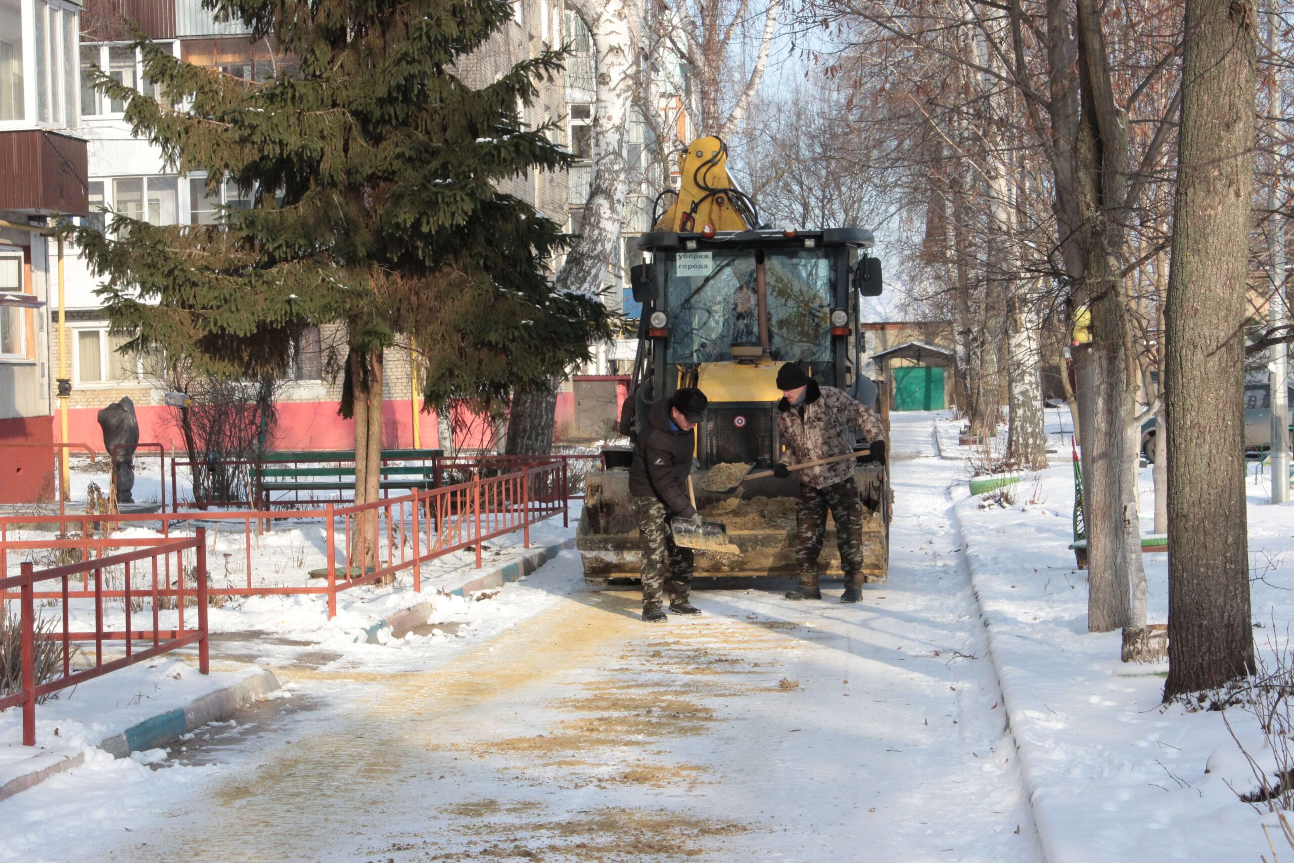 Трактор, лопата и песок