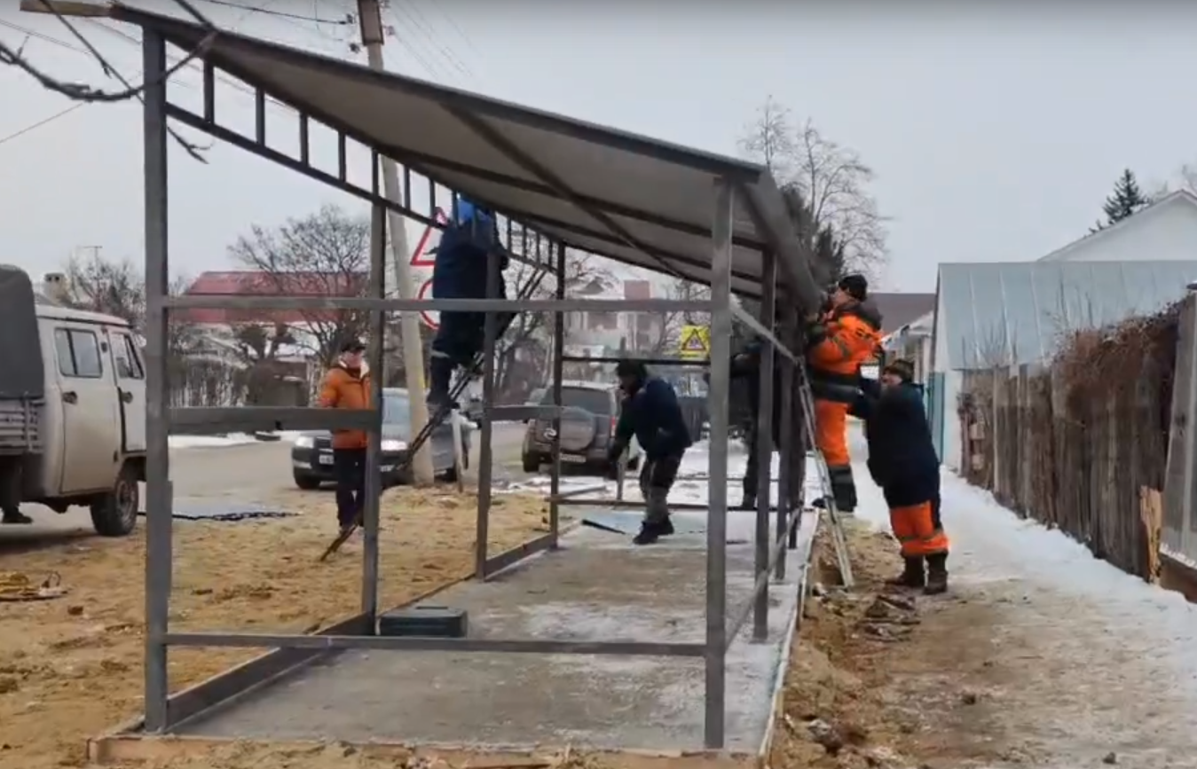 Монтаж площадки для сбора мусора на улице Кирова