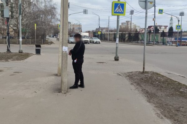 Тамбовчанина поймали с поличным за незаконной расклейкой рекламы