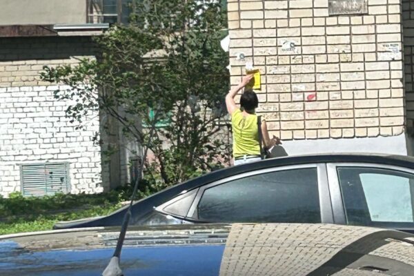 В Тамбове задержали очередную расклейщицу рекламы