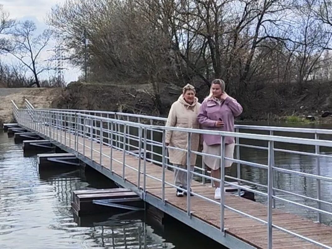 Любовь Фирсова (на фото слева) больше не переплывает Цну, чтобы попасть на дачу