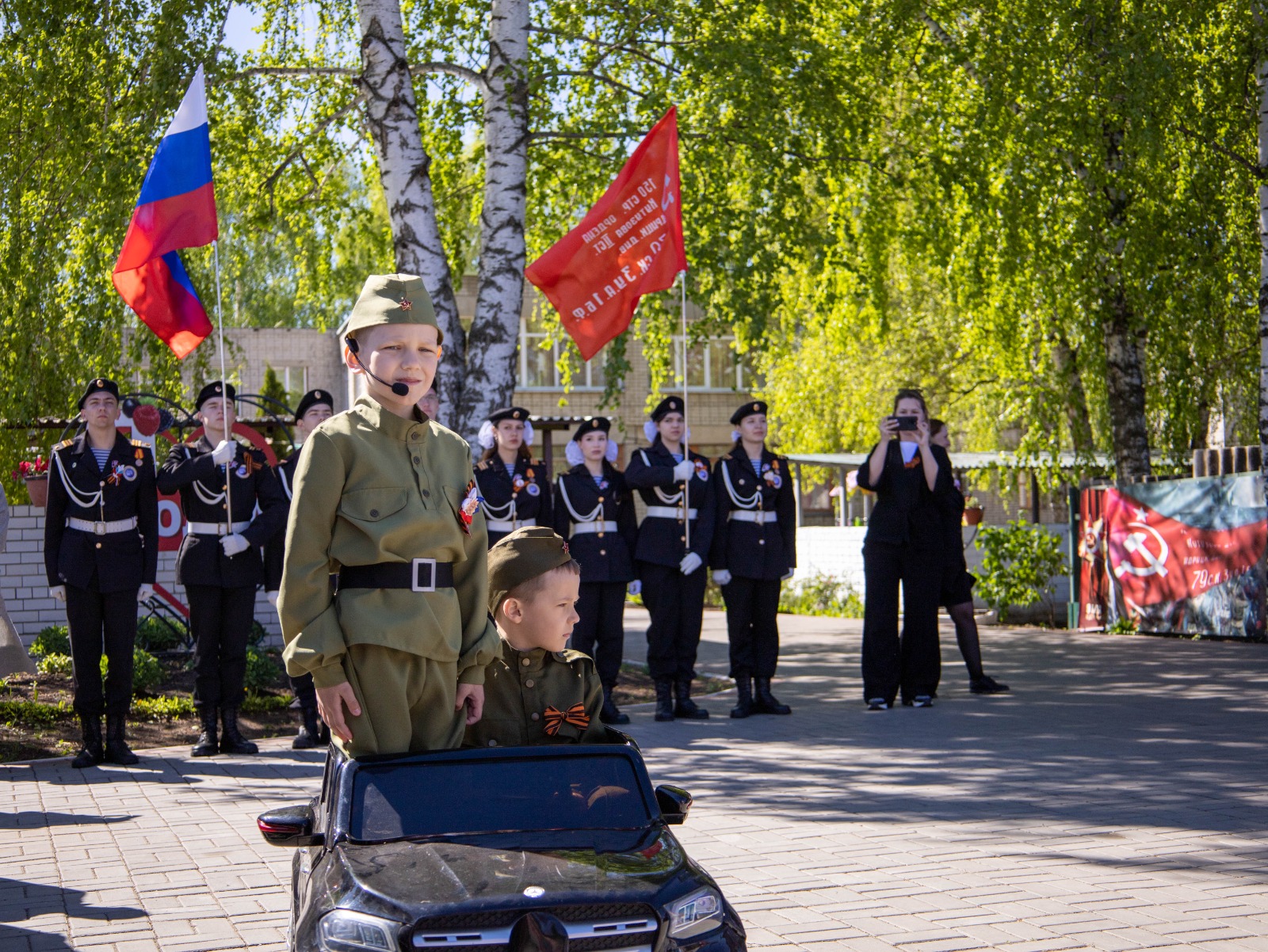 На детсадовских парадах - всё по-взрослому