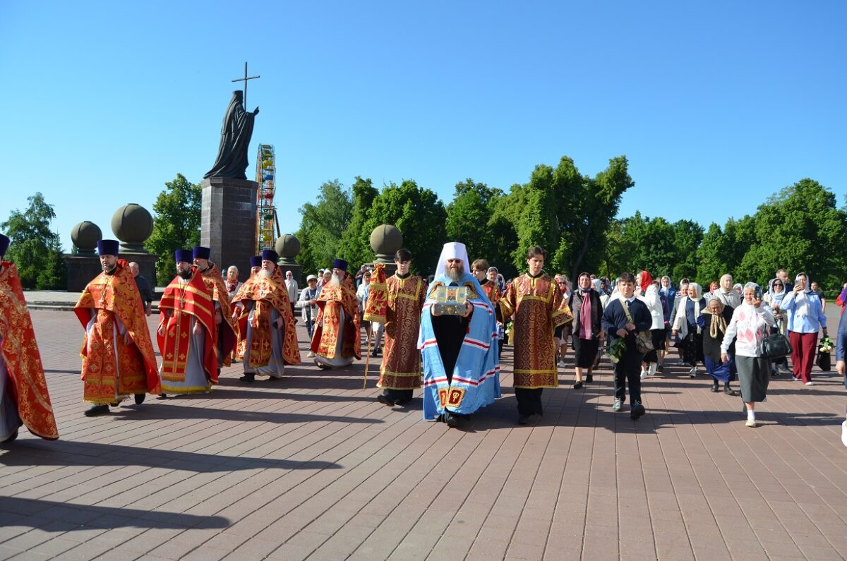 Крестный ход со святыней