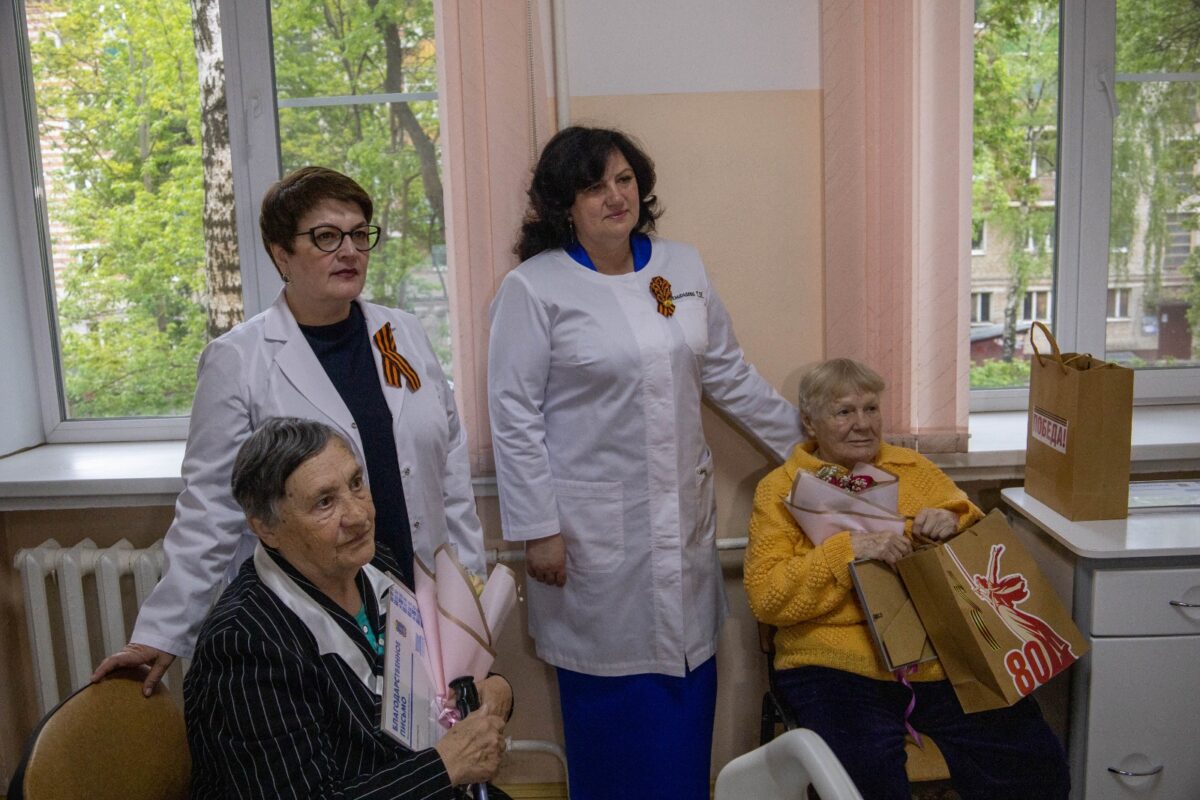 Галина Шеманаева и Аэлита Зенкина с пациентами госпиталя