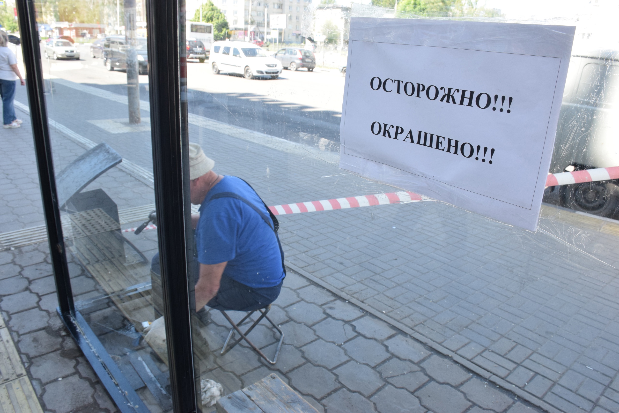 Покраска элементов остановочных павильонов. Фото администрации Тамбова