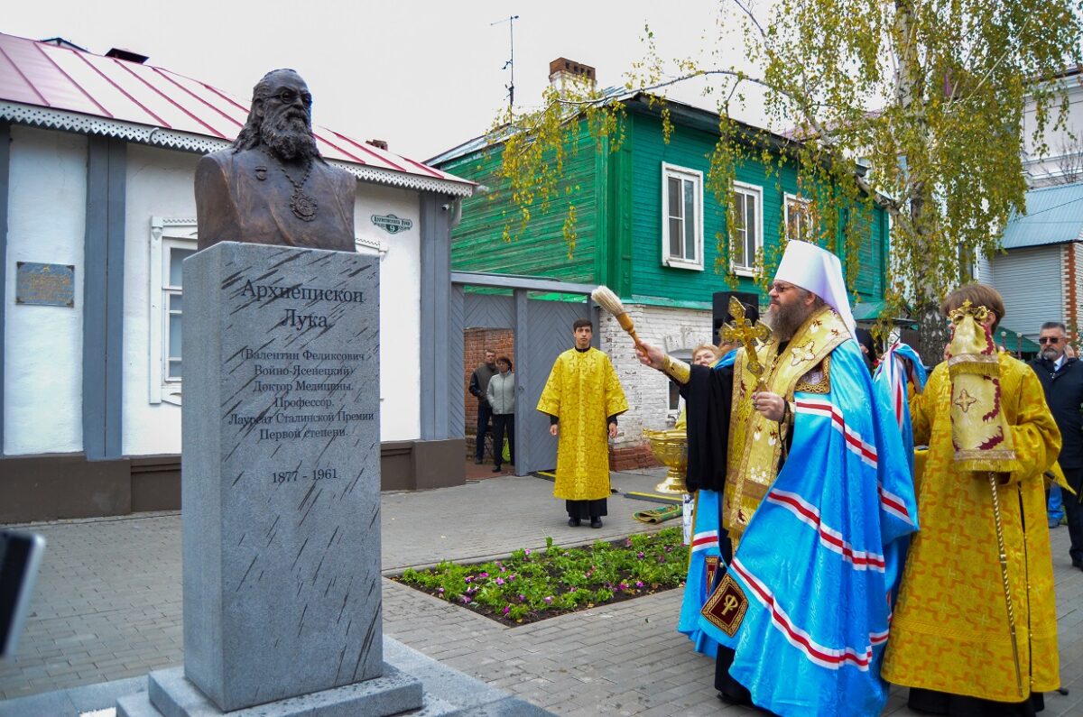 Митрополит Тамбовский и Рассказовский Феодосий освящает памятник святителю Луке Крымскому. 2024 год