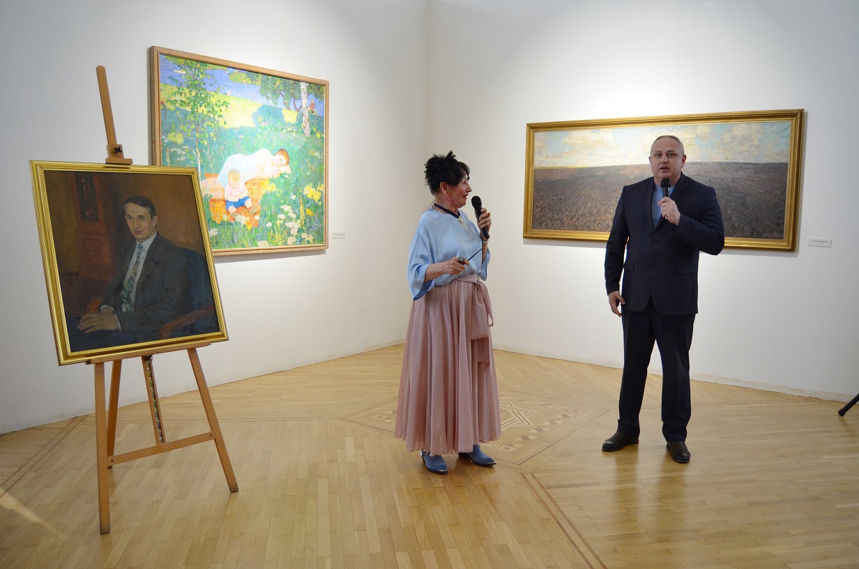 Максим Косенков передал картинной галерее портрет Валерия Коваля