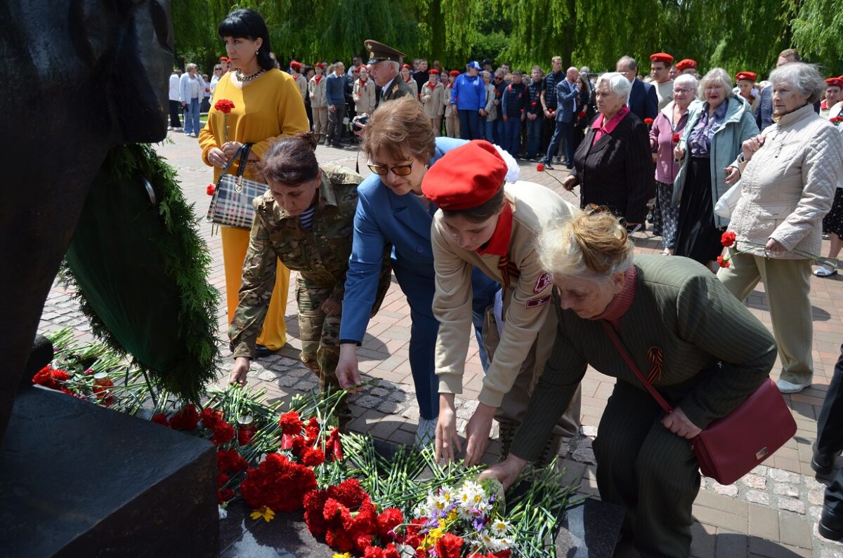 Все желающие возложили цветы к мемориалу "Скорбящая мать"