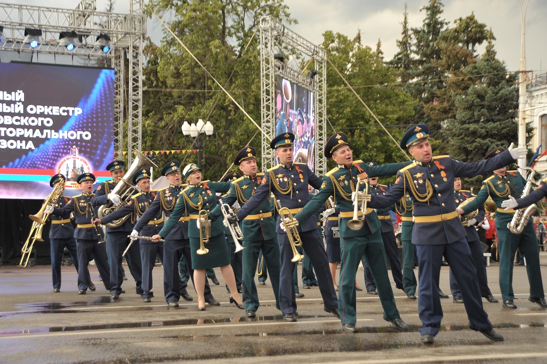 Поднимали дух оркестры