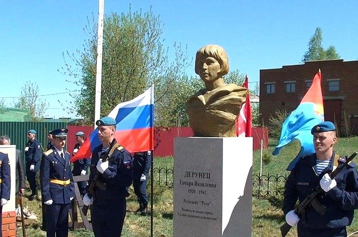 Открытие памятника Тамаре Дерунец в селе Керша Бондарского округа