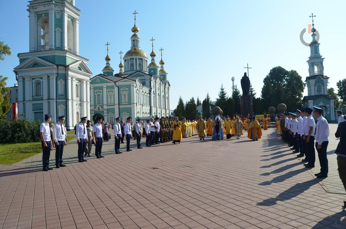 Торжественная встреча мощей святителя Тихона на Соборной площади Тамбова