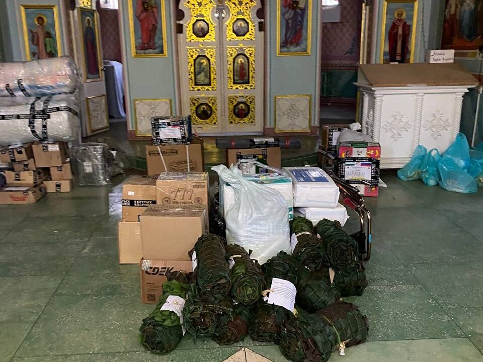 Отцы и сестры: в храме Луганска встретили очередную партию гумпомощи из Тамбова
