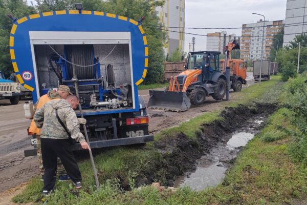В Тамбове расчищают водосточную канаву на Астраханской