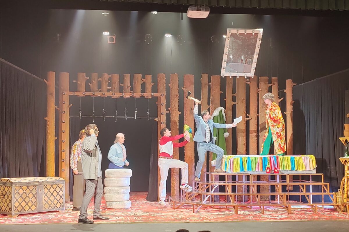 Сергей Демидов (с топором) в спектакле "Энергичные люди"