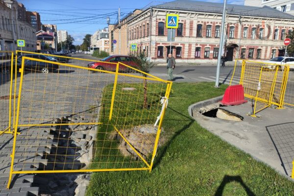 Провал тротуара на Коммунальной РКС-Тамбов объяснили грунтовыми водами