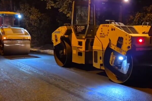 В Тамбове на Октябрьской начали укладывать финишный слой асфальта