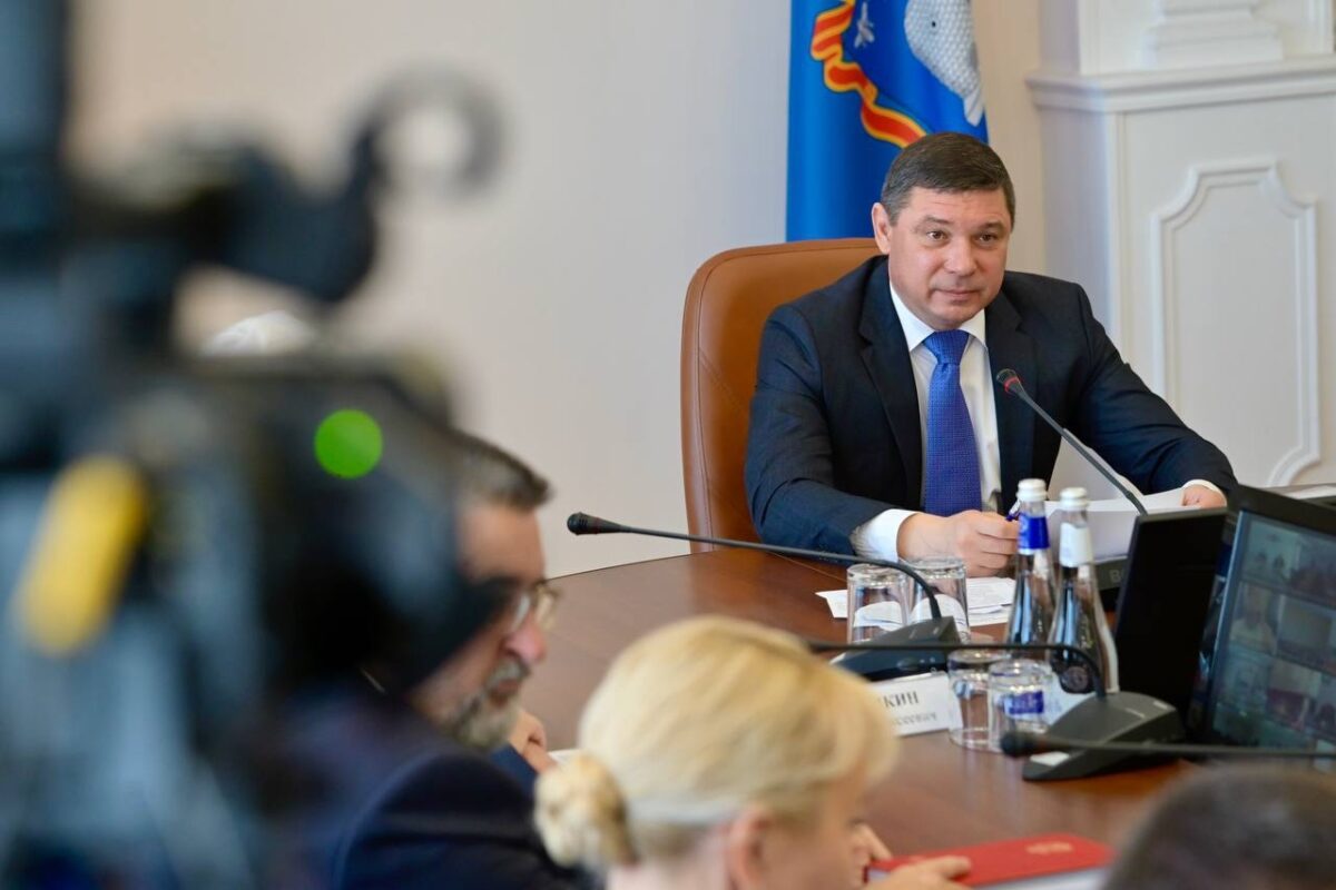 Евгений Первышов на еженедельном оперативном совещании. Фото Павла Васильева.
