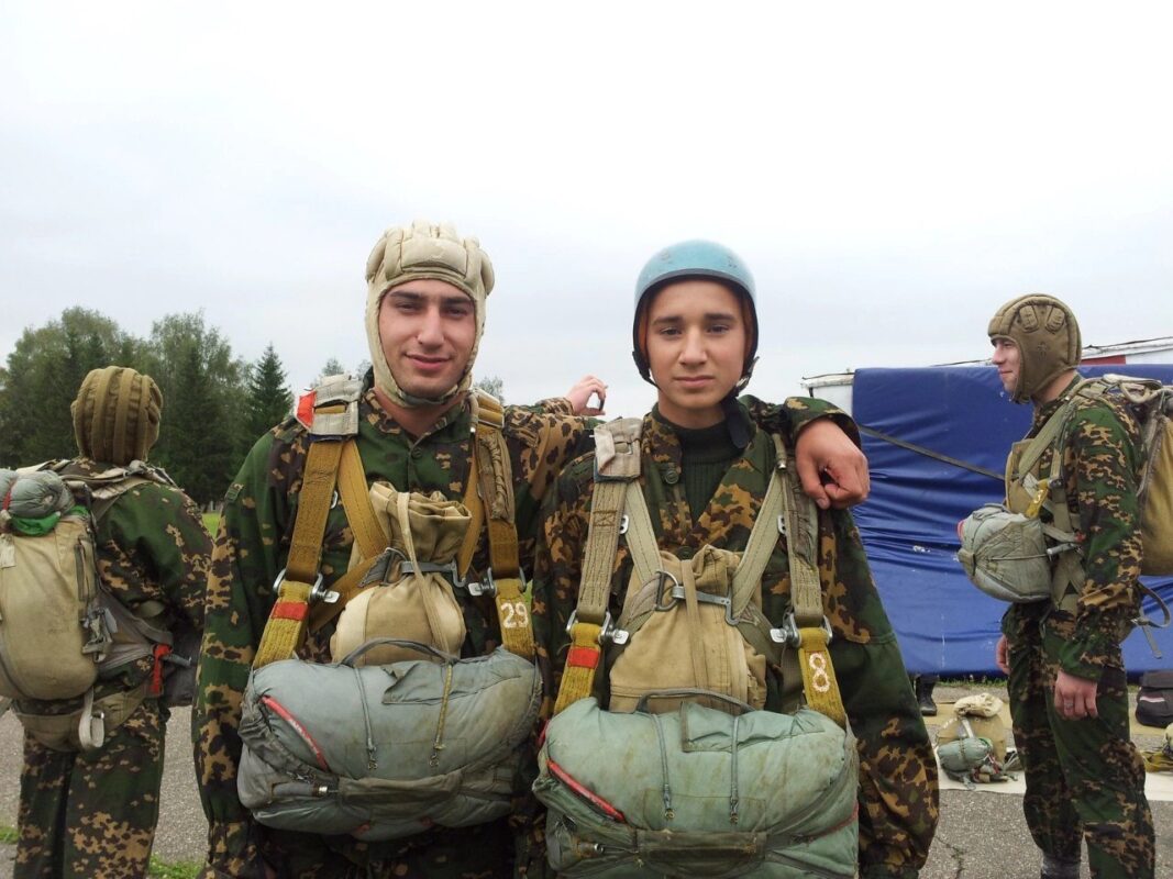 Братья Керимовы (Руслан справа). Фото из семейного архива