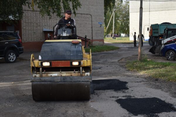 В Тамбове устраняют дефекты дорожного покрытия